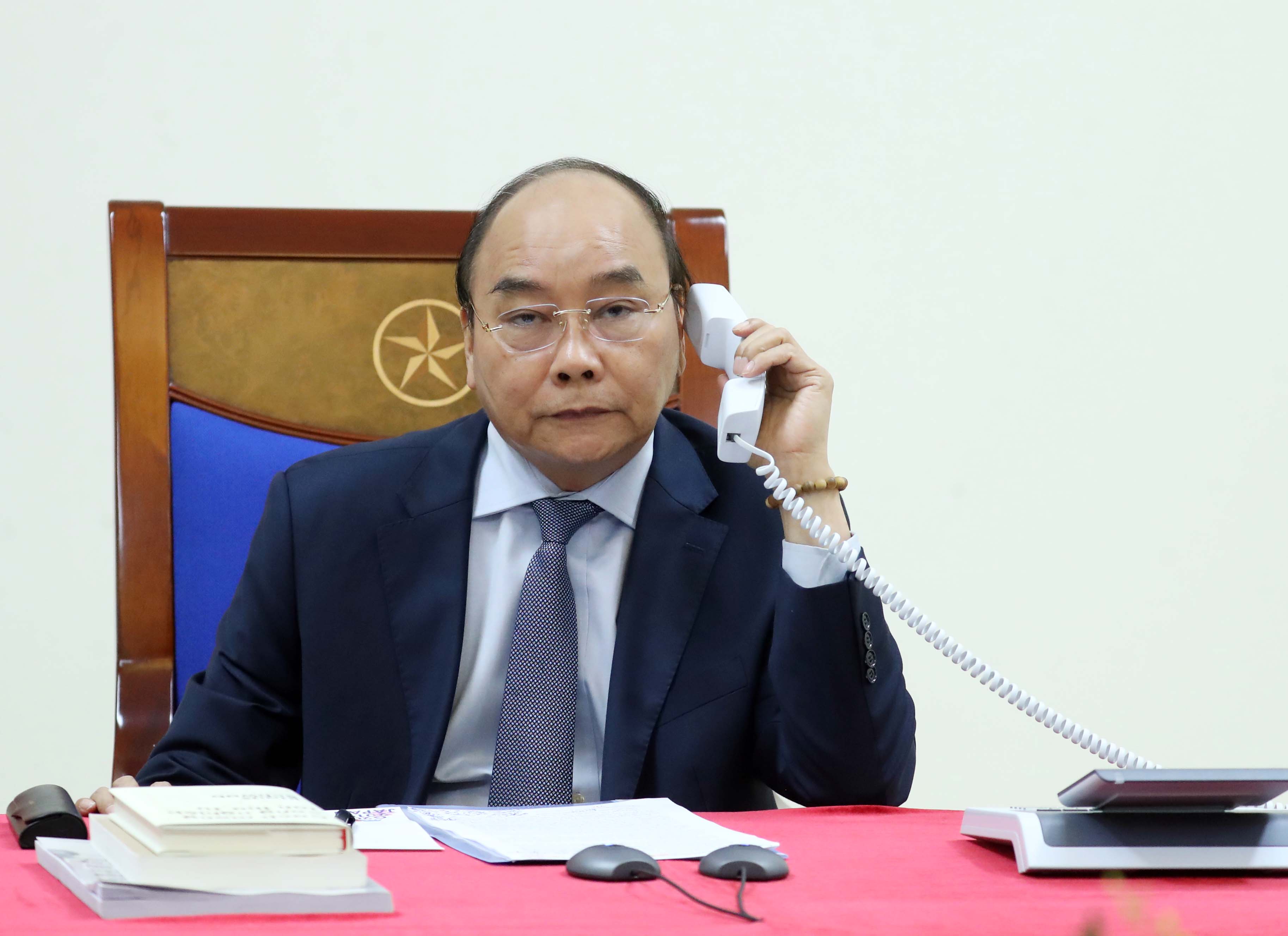 Thủ tướng Nguyễn Xuân Phúc điện đàm với Thủ tướng Nhật Bản