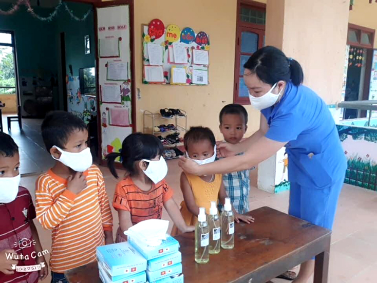 Đoàn khối Doanh nghiệp tỉnh: Tặng khẩu trang y tế cho học sinh Trường mầm non Kim Thủy