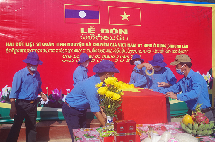 Lễ đón hài cốt liệt sỹ quân tình nguyện và chuyên gia Việt Nam hy sinh ở Lào