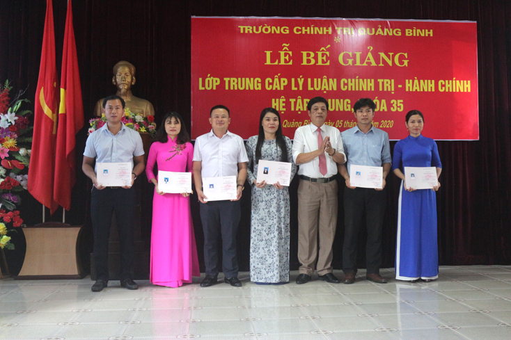 Bế giảng lớp Trung cấp lý luận Chính trị-Hành chính, khóa 35