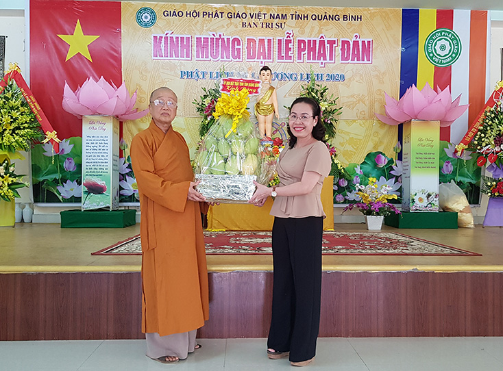 Đồng chí Chủ tịch Ủy ban MTTQVN tỉnh thăm, chúc mừng Đại lễ Phật đản 2020