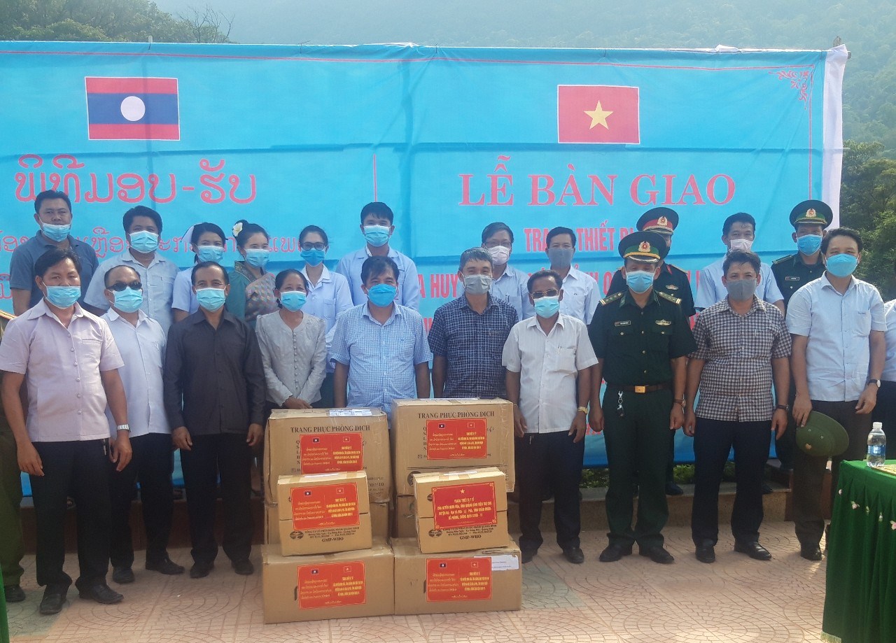 Minh Hóa: Hỗ trợ trang thiết bị y tế cho huyện Na Kai và Bua-La-Pha