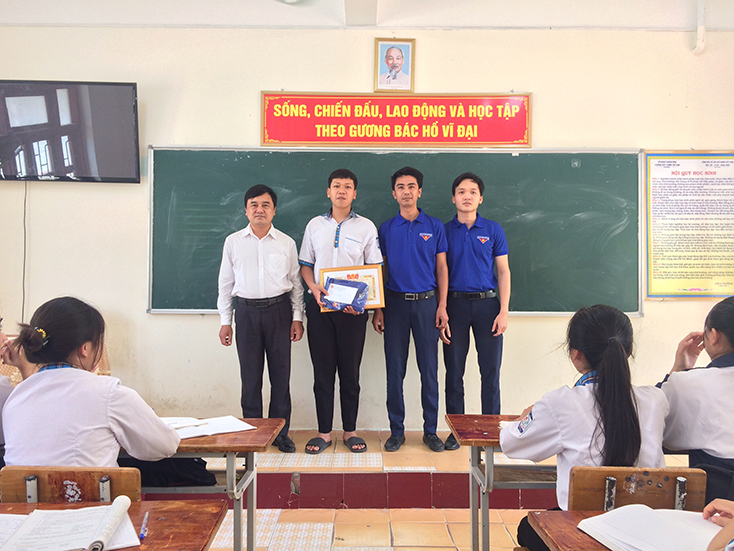 Khen thưởng đoàn viên dũng cảm cứu người
