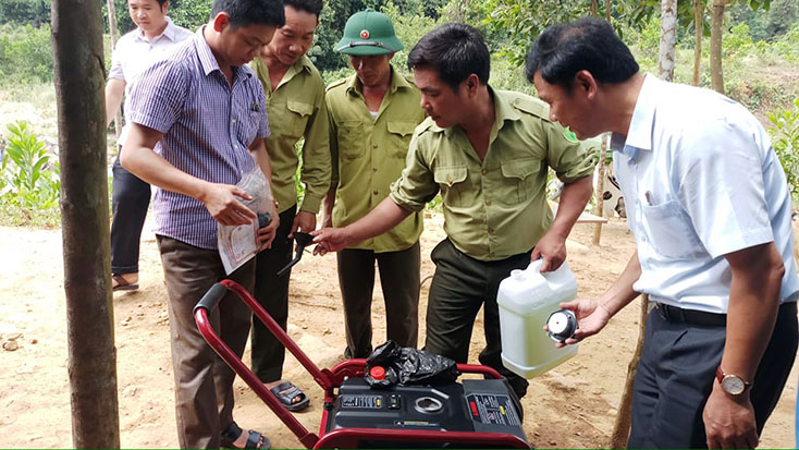 Trao tặng tivi, máy phát điện cho 2 trạm bảo vệ rừng