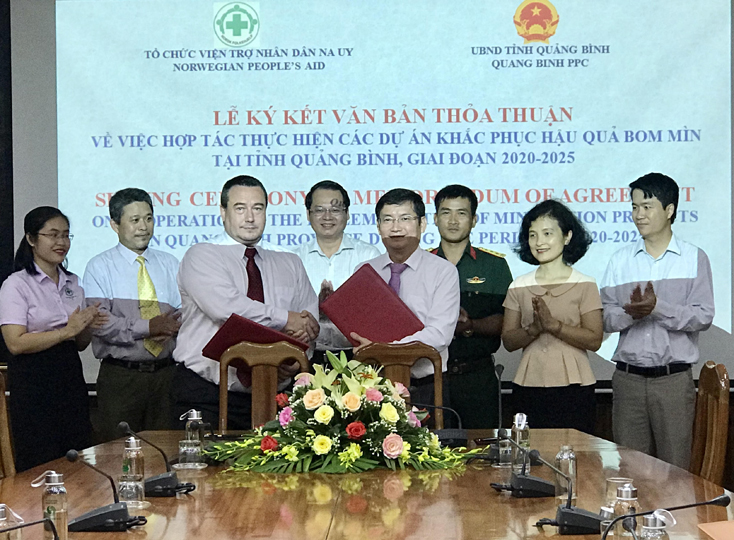 Ký kết văn bản thỏa thuận hợp tác thực hiện các dự án khắc phục hậu quả bom mìn