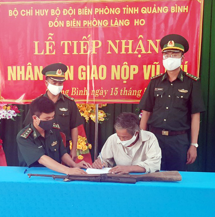 Đồn Biên phòng Làng Ho tiếp nhận 1 khẩu súng CKC do người dân giao nộp