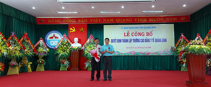 Công bố quyết định thành lập Trường cao đẳng Y tế Quảng Bình