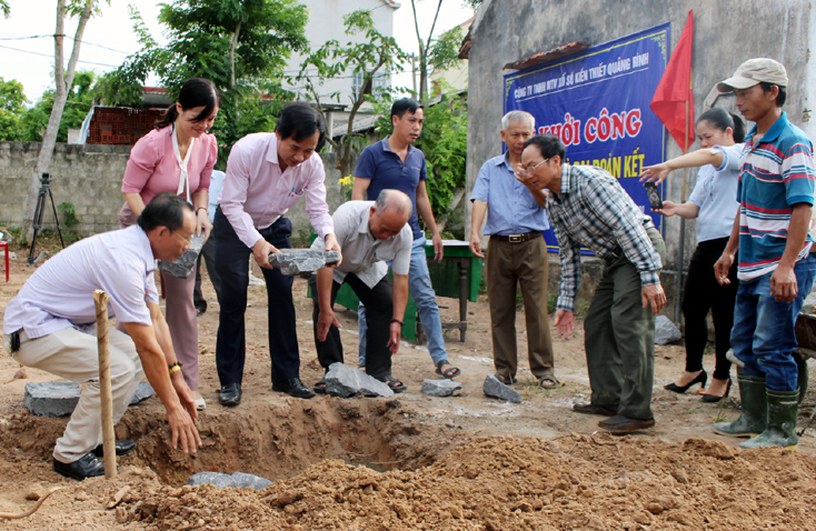 Trao tặng thiết bị y tế và hỗ trợ xây nhà đại đoàn kết trị giá 140 triệu đồng