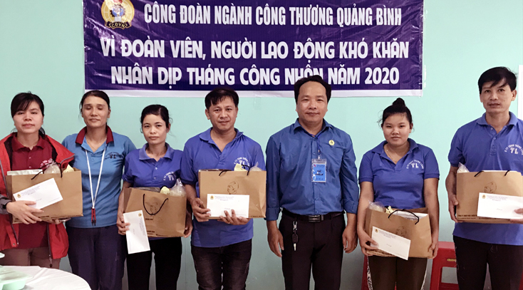 Bàn giao nhà Mái ấm Công đoàn và trao quà cho người lao động có hoàn cảnh khó khăn