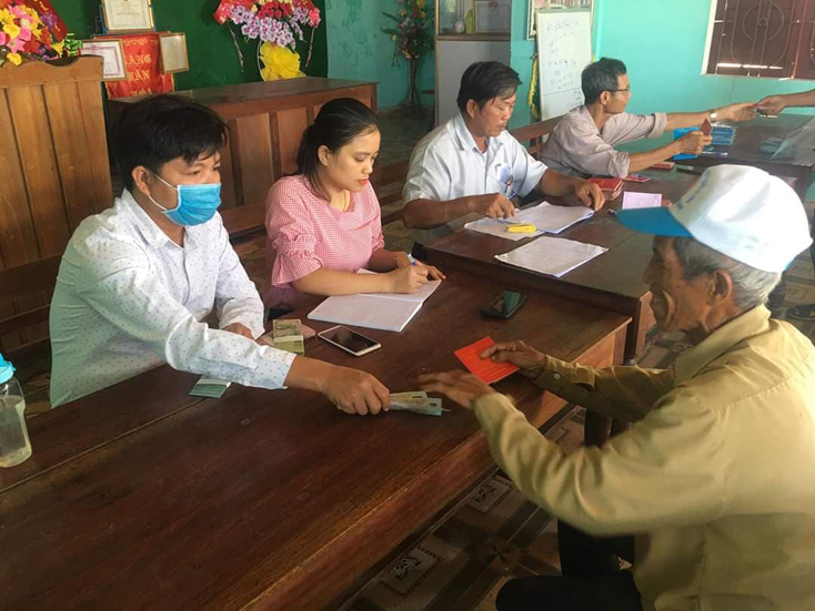 Lệ Thủy: Chi trả hỗ trợ cho 25.352 đối tượng bị ảnh hưởng bởi dịch Covid-19