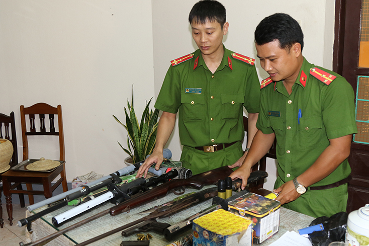 Vận động người dân nộp nhiều loại vũ khí, công cụ hỗ trợ và pháo