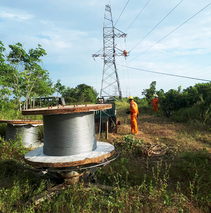 Thay dây dẫn đường dây 110kV phục vụ sản xuất và sinh hoạt của người dân