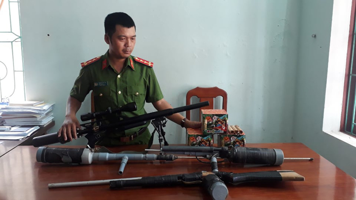 Công an huyện Lệ Thủy: Vận động nhân dân giao nộp nhiều loại vũ khí, vật liệu nổ