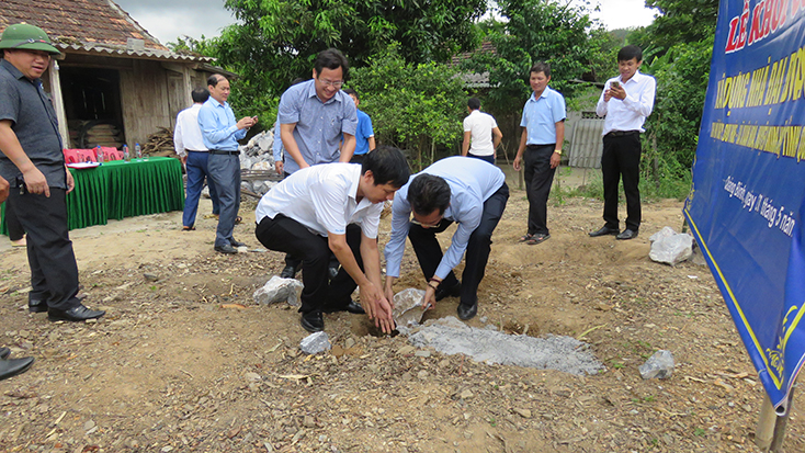 Khởi công xây dựng nhà đại đoàn kết cho hộ nghèo
