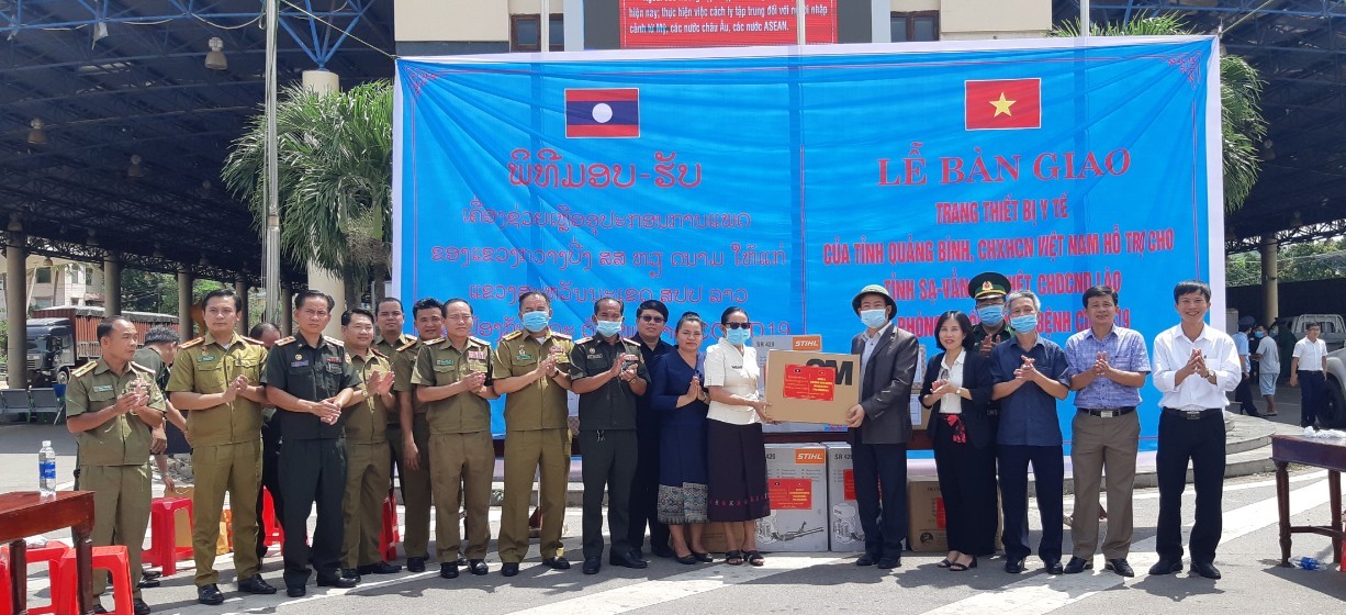 Hỗ trợ tỉnh Savannakhet thiết bị, hóa chất, vật tư y tế phòng chống dịch bệnh Covid-19
