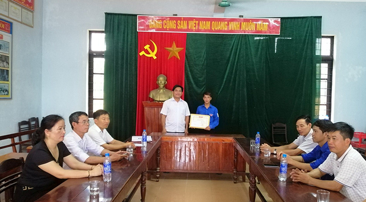 Khen thưởng nam thanh niên dũng cảm cứu 2 em nhỏ đuối nước