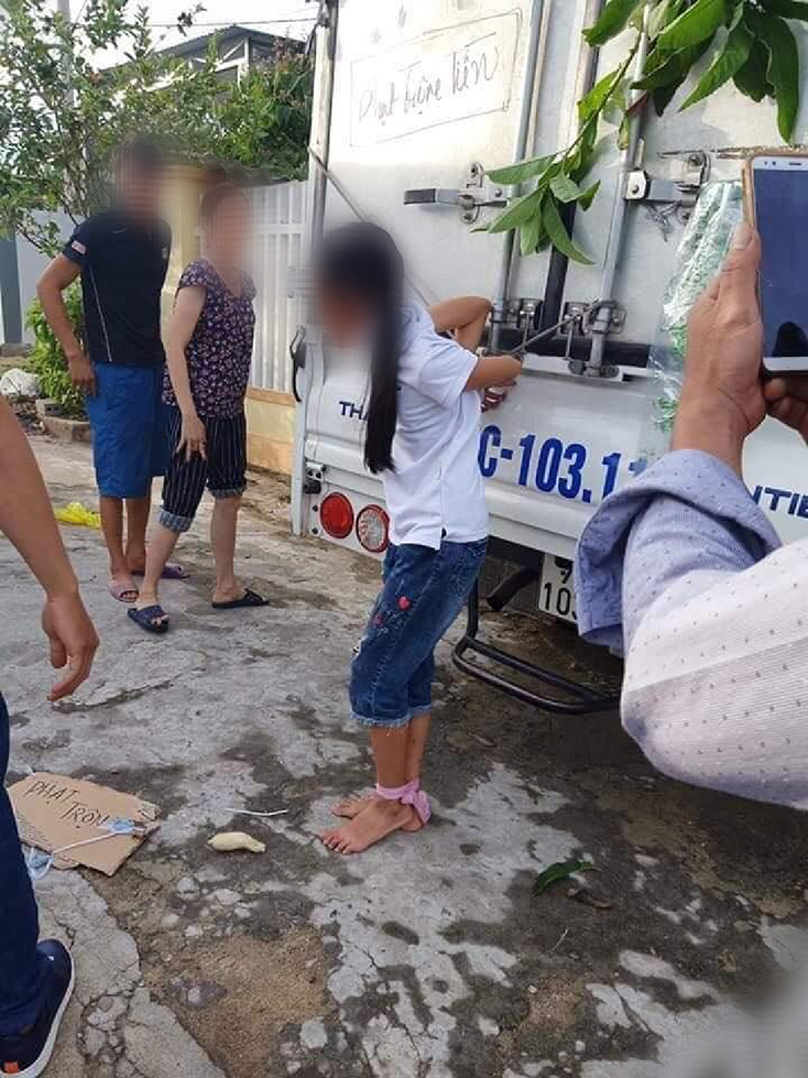 Bé gái bị mẹ trói vào thùng xe tải vì nghi trộm tiền