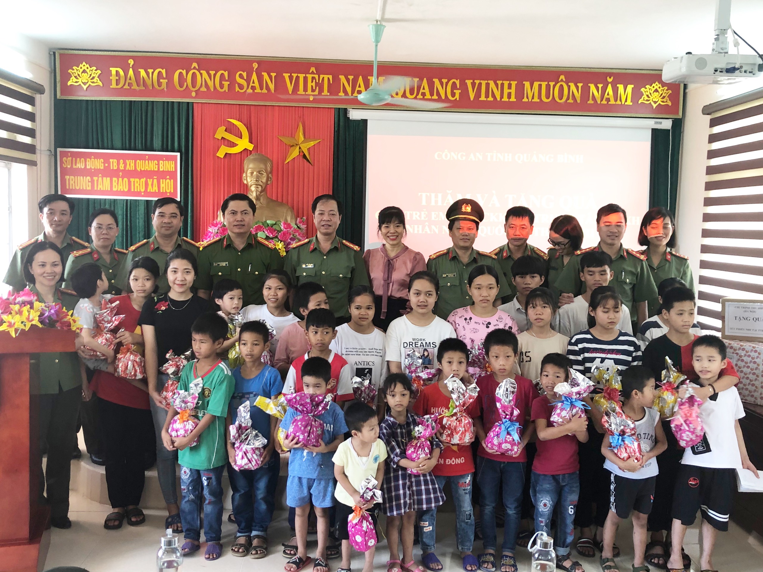 Các đơn vị thăm và tặng quà cho các cháu thiếu nhi ở Trung tâm Bảo trợ xã hội tỉnh