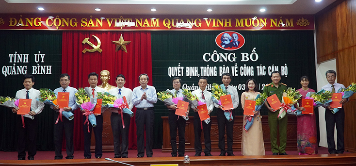 Thường trực Tỉnh ủy: Công bố quyết định đối với 25 cán bộ chủ chốt