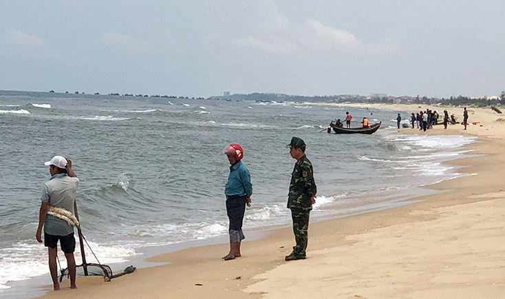 Cảnh báo nguy hiểm khi tắm biển Trung Trạch