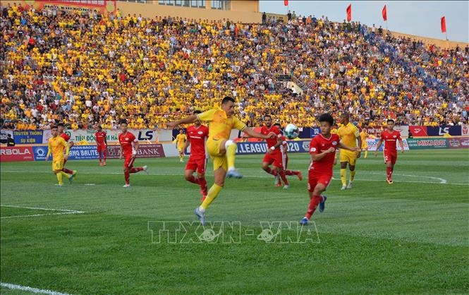 Truyền thông quốc tế đưa tin về hình ảnh 'khán giả ngập tràn' V.League 2020