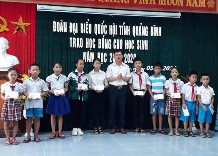 Đoàn ĐBQH tỉnh: Trao 100 suất học bổng cho học sinh huyện Lệ Thủy
