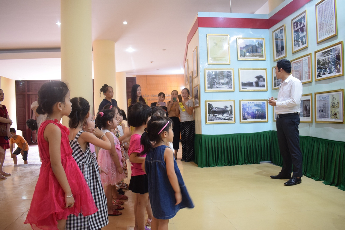 Triển lãm ảnh, tư liệu về Chủ tịch Hồ Chí Minh với nhân dân Quảng Bình