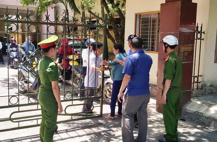 Bị sa thải vì nhiều lần vi phạm, một phụ nữ đến trụ sở công ty la ó