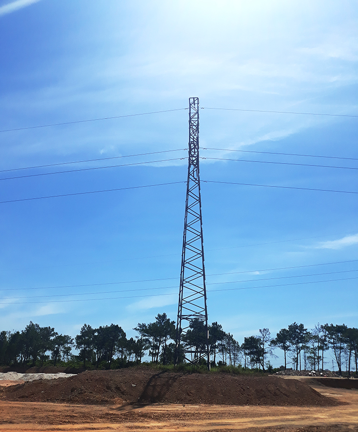 Bồi đắp đất vào chân móng các cột điện 110kV bị ảnh hưởng