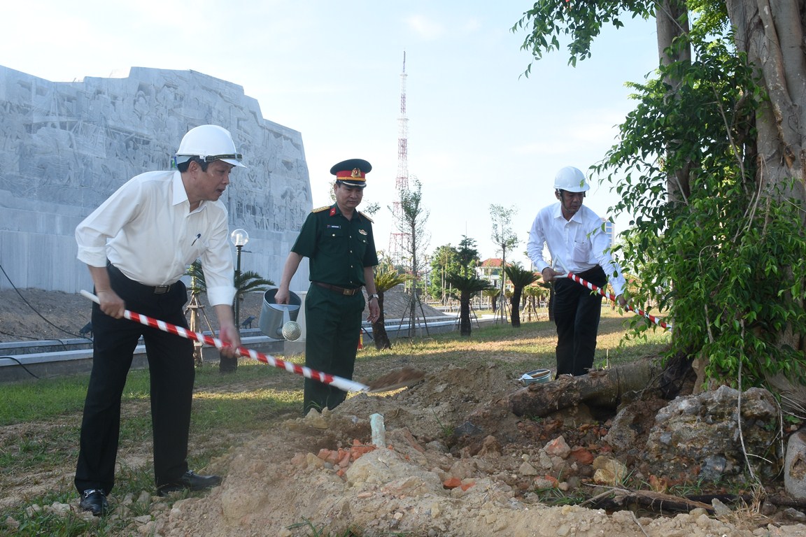 Các đồng chí lãnh đạo tỉnh trồng cây lưu niệm tại tại Quảng trường Hồ Chí Minh