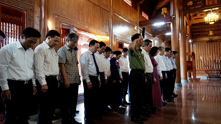 Đoàn đại biểu Trung ương Đảng viếng Đền thờ Bác Hồ và các Anh hùng liệt sỹ Quảng Bình