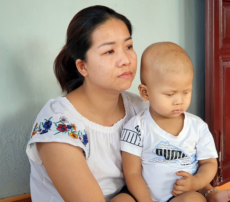 Mắc bệnh ung thư mắt, bé trai 2 tuổi cần giúp đỡ