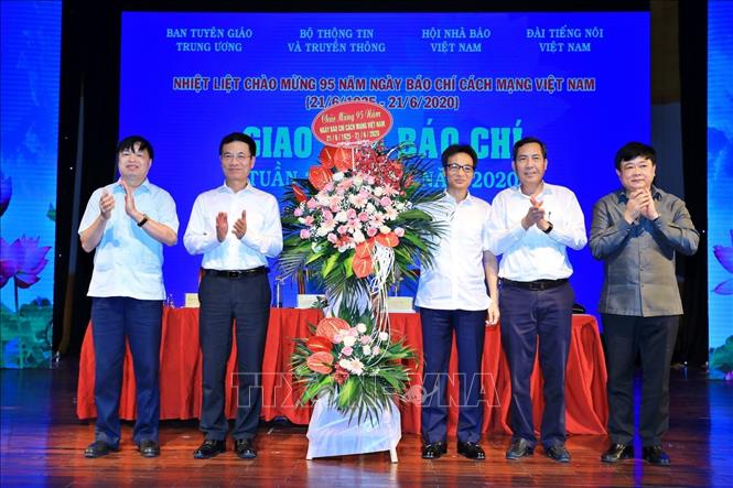 Phó Thủ tướng Vũ Đức Đam chúc mừng đội ngũ những người làm báo nhân dịp 21-6