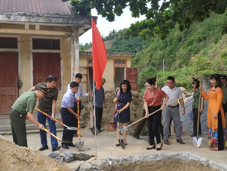Trao tặng kinh phí xây dựng điểm trường cho học sinh Vân Kiều