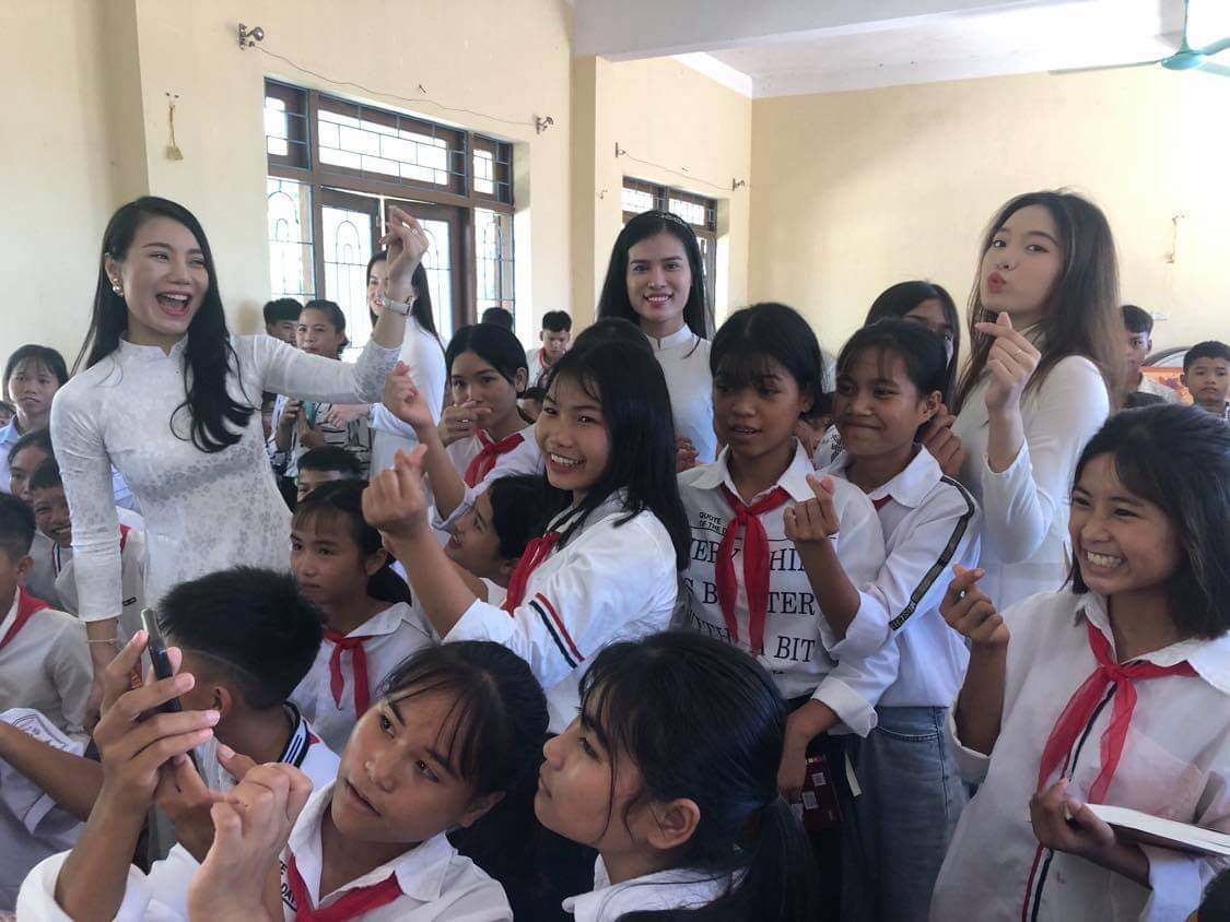 Đoàn người đẹp du lịch tặng quà cho các em học sinh dân tộc Bru-Vân Kiều