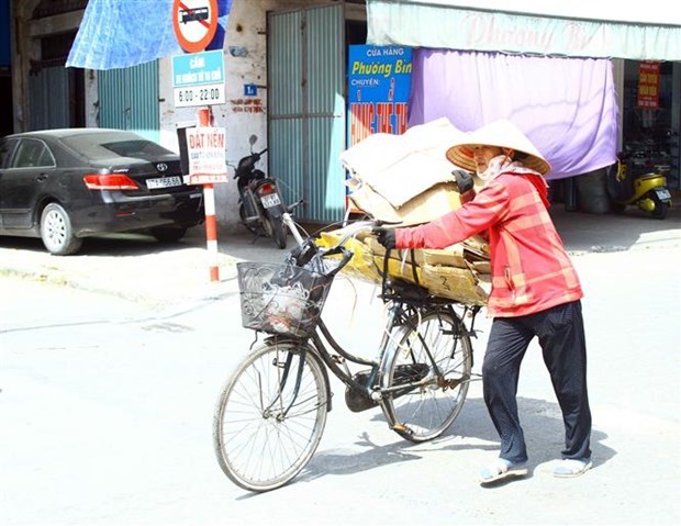 Nắng nóng gay gắt ở Bắc Bộ và Trung Bộ, có nơi trên 39 độ C