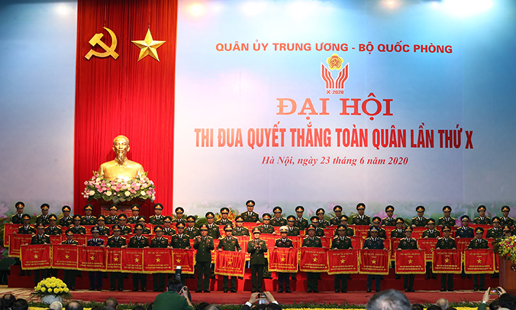 Bộ CHQS tỉnh: Nhận cờ thi đua xuất sắc phong trào thi đua quyết thắng toàn quân giai đoạn 2015-2020