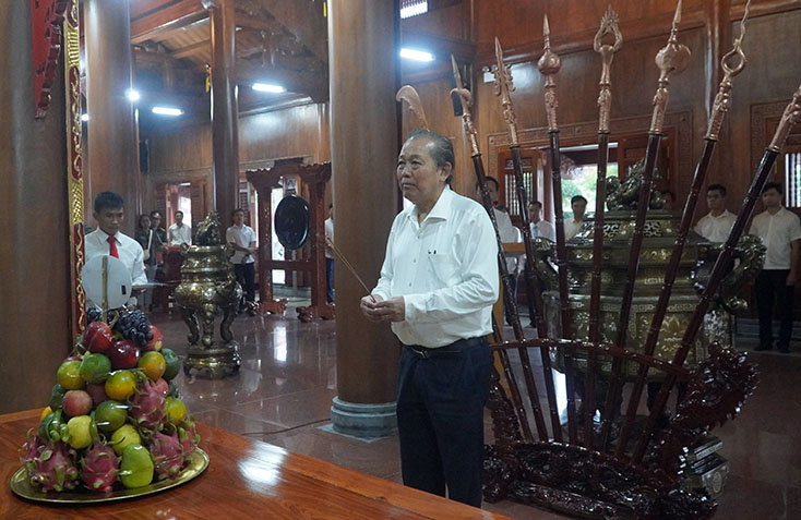 Phó Thủ tướng Trương Hòa Bình dâng hương Đền thờ Bác Hồ và các anh hùng liệt sĩ