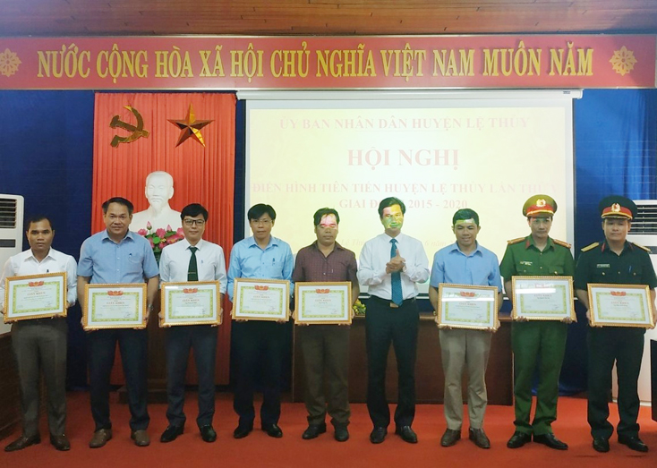 Lệ Thủy: Biểu dương các điển hình tiên tiến giai đoạn 2015-2020