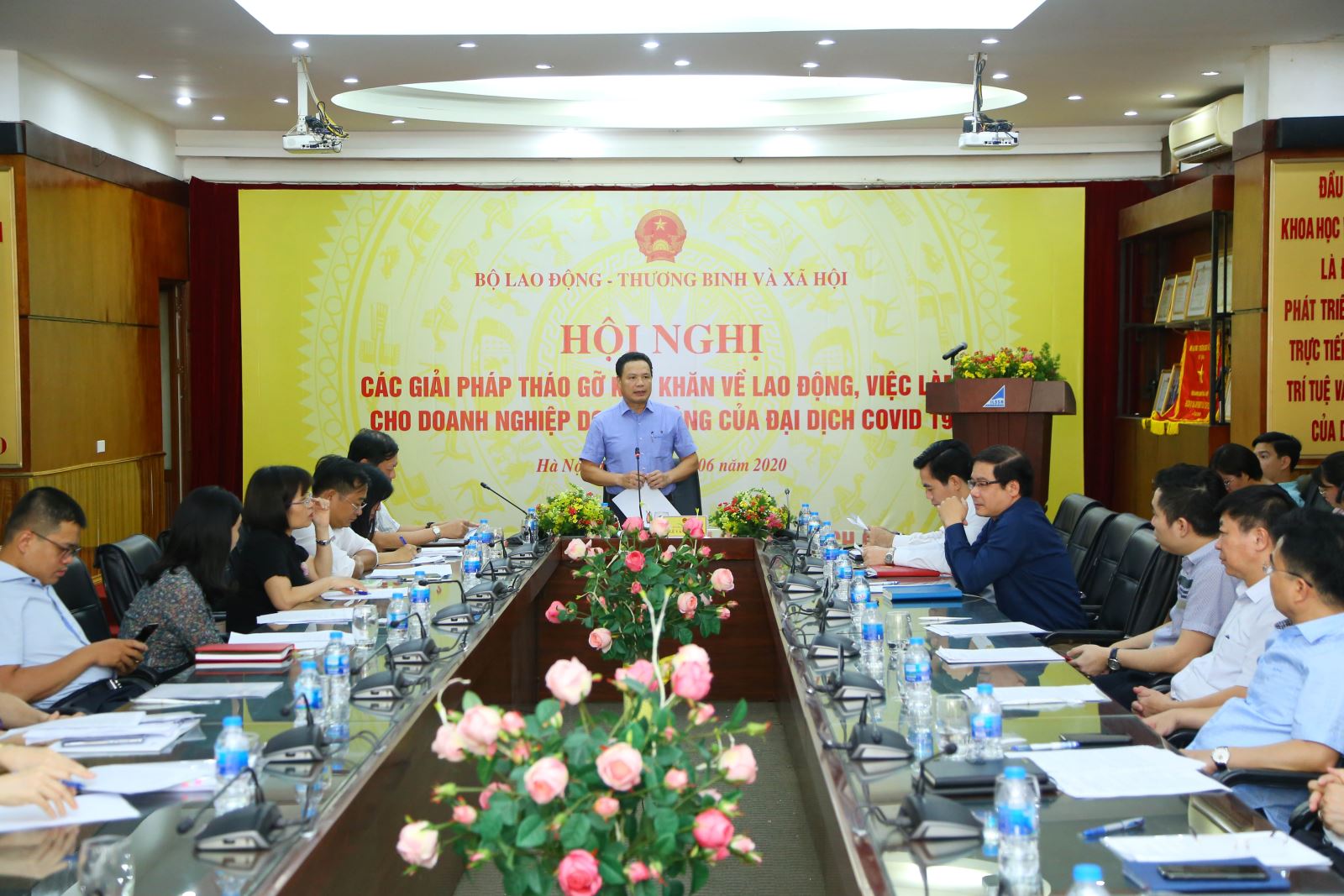 Gần 8 triệu người mất việc, nghỉ luân phiên do dịch COVID-19