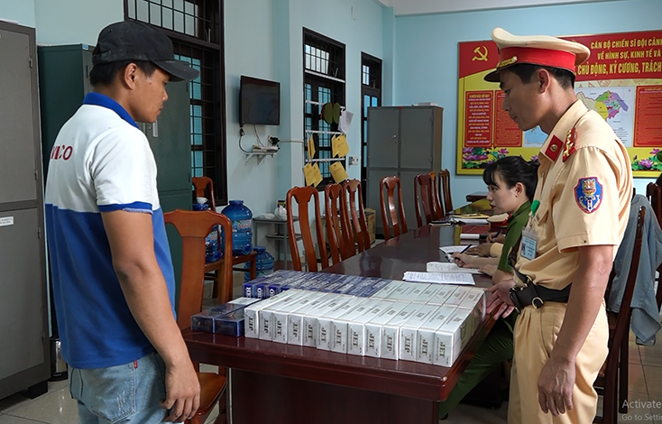 Đội CSGT Công an huyện Quảng Ninh bắt vụ vận chuyển hàng nhập lậu