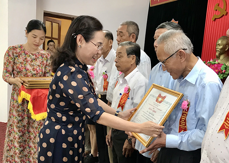 Biểu dương người tốt, việc tốt trong đồng bào Công giáo