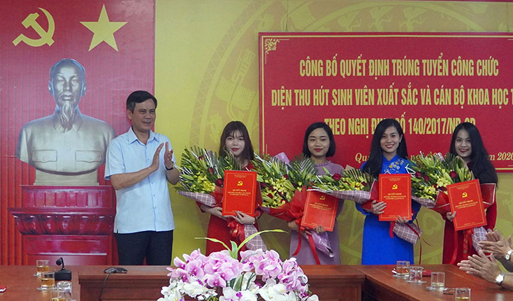 Trao quyết định tuyển dụng công chức cho các thí sinh trúng tuyển
