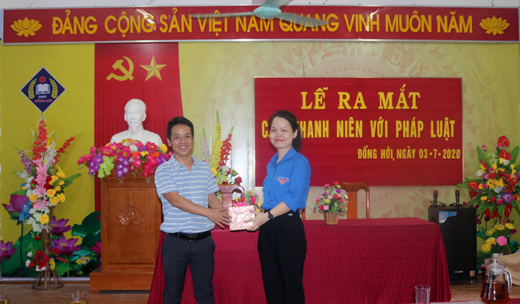 Ra mắt CLB Thanh niên với pháp luật tại Trường THPT Đồng Hới