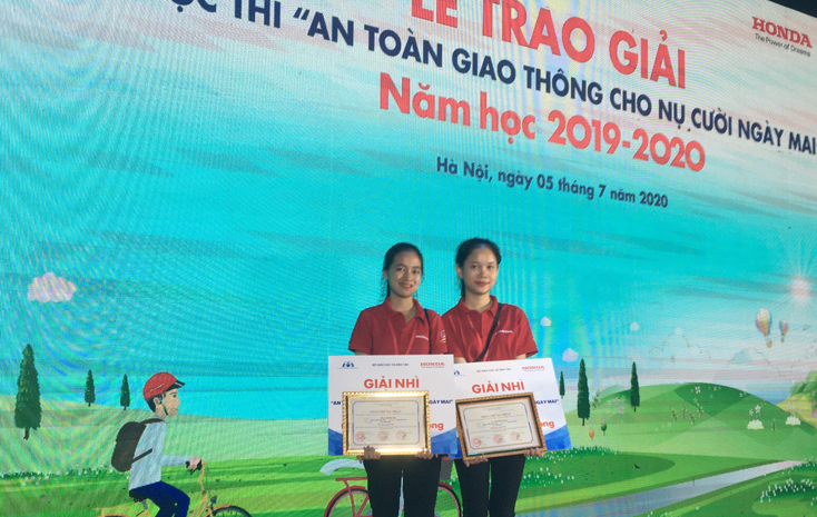2 học sinh đạt giải nhì cuộc thi về an toàn giao thông cấp quốc gia