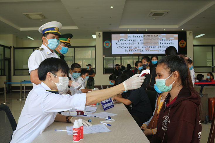 Đón, cách ly, theo dõi sức khỏe sinh viên Lào đến học tập tại Quảng Bình