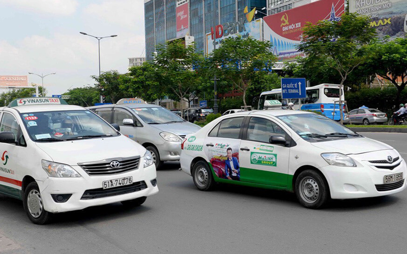 Các hãng taxi nói gì về việc phải đổi BKS sang "biển vàng"?