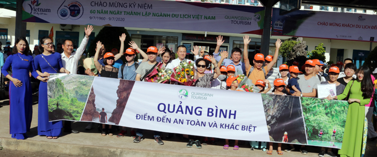 Đón chuyến tàu charter đầu tiên Hà Nội-Đồng Hới