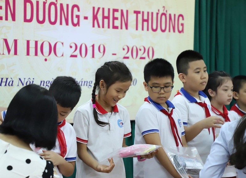 Tránh lạm dụng giấy khen, gây "tác dụng ngược" trong khen thưởng học sinh