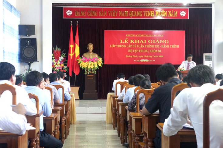 Khai giảng lớp trung cấp lý luận chính trị-hành chính hệ tập trung
